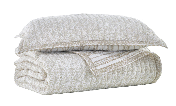 SS-348-2026_2|Light beige patterned quilt and matching quilted pillow with subtle floral design for cozy, elegant bedroom decor.