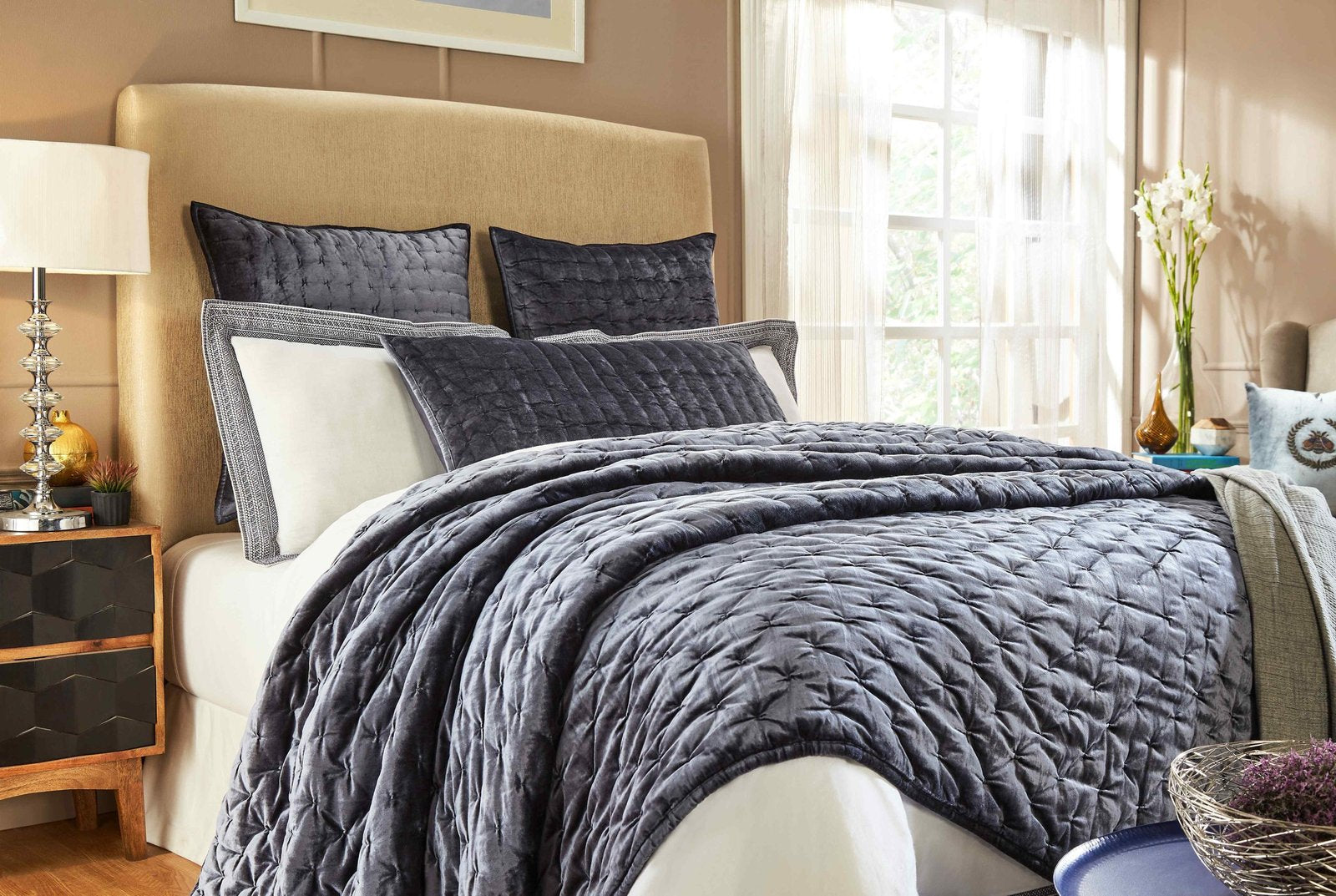 QT-313-11096_2|Luxurious dark gray velvet-quilted quilt set featuring a geometric diamond pattern, adding warmth and sophistication to any bedroom.