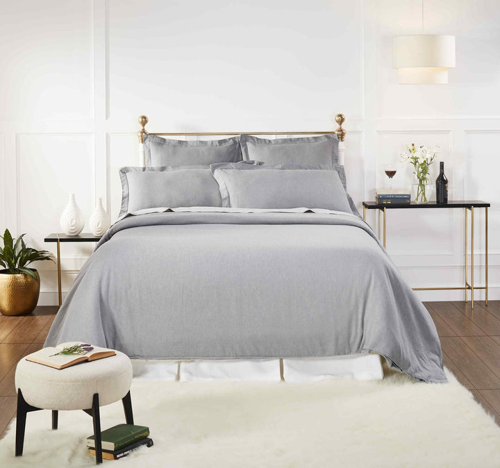 DT-024-9092_2|Light grey textured duvet cover set for modern bedroom decor. Soft, neutral bedding ensemble with matching shams.