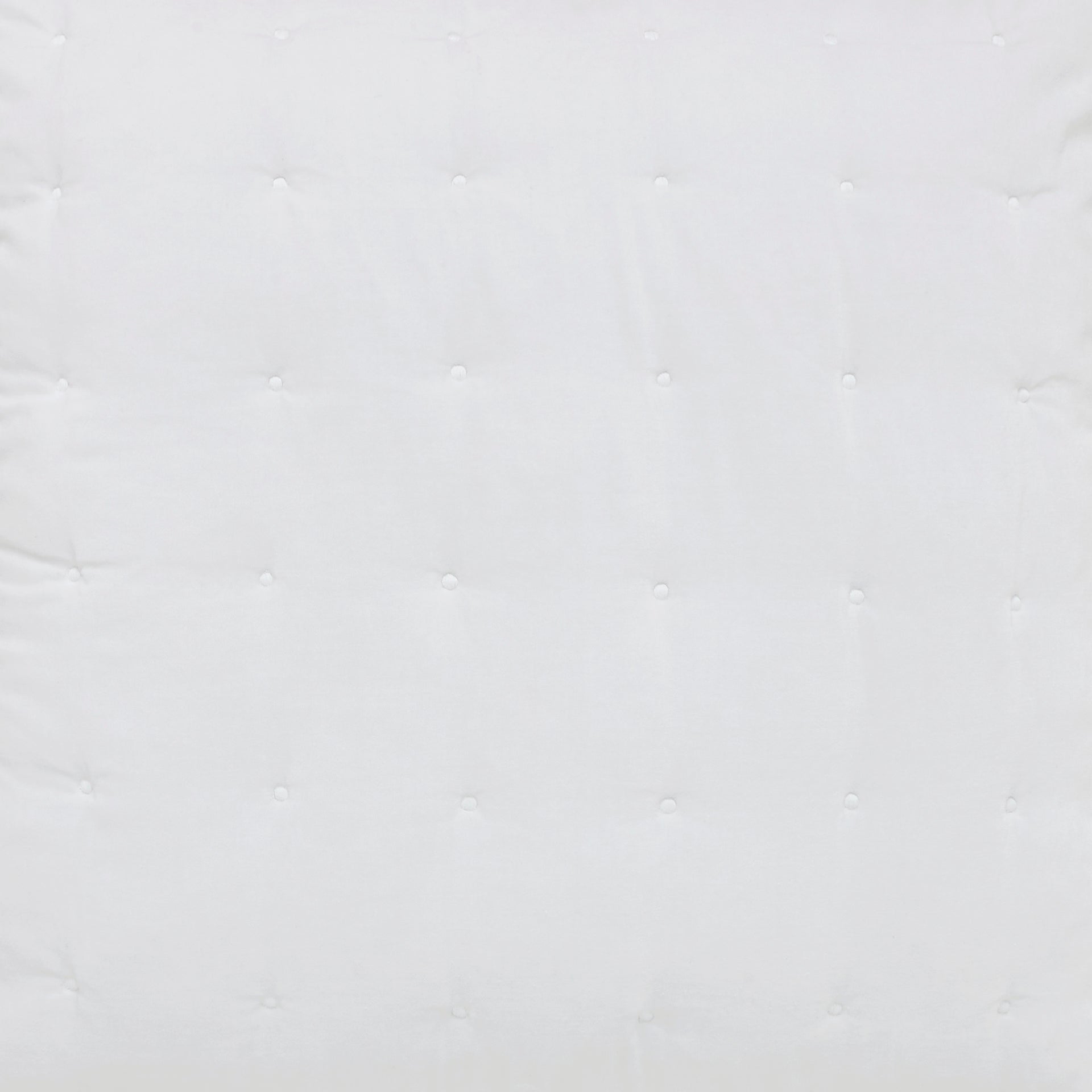 DE-353-3137-LOT1_2|White quilted fabric close-up, soft diamond-stitched bedding texture, cozy bedroom quilt detail. Ideal for modern comfort.