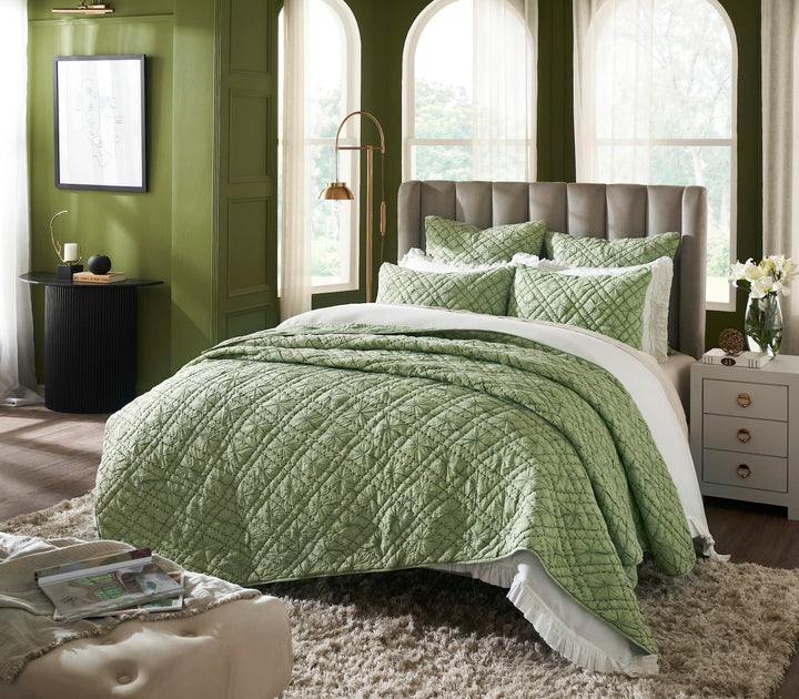 QT-366-11096_2|Vibrant green textured quilt set with intricate geometric patterns, bringing a refreshing and cozy feel to a stylish bedroom decor.