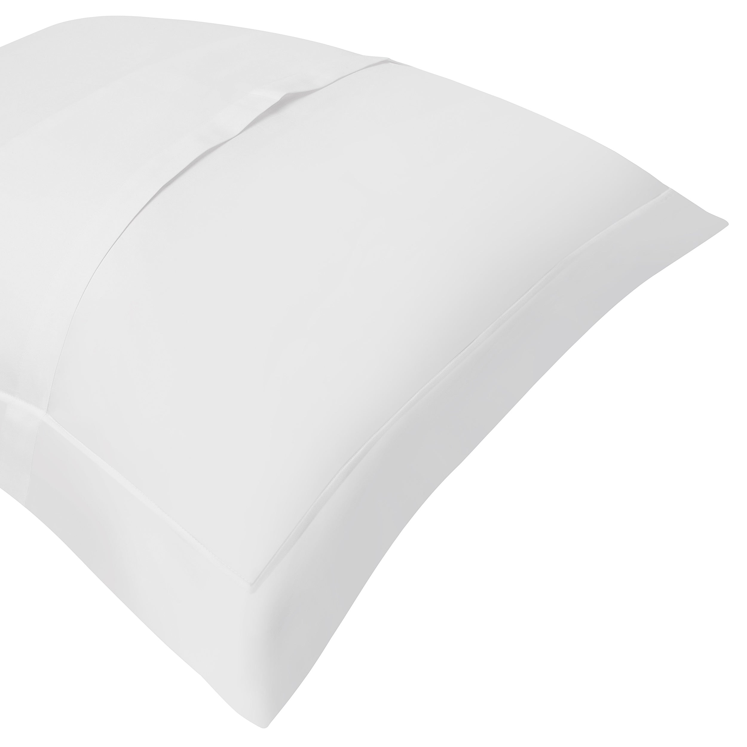BS-065-1216_2|Close-up of a crisp white luxury duvet cover, showcasing fine stitching and smooth fabric texture for premium hotel bedding.