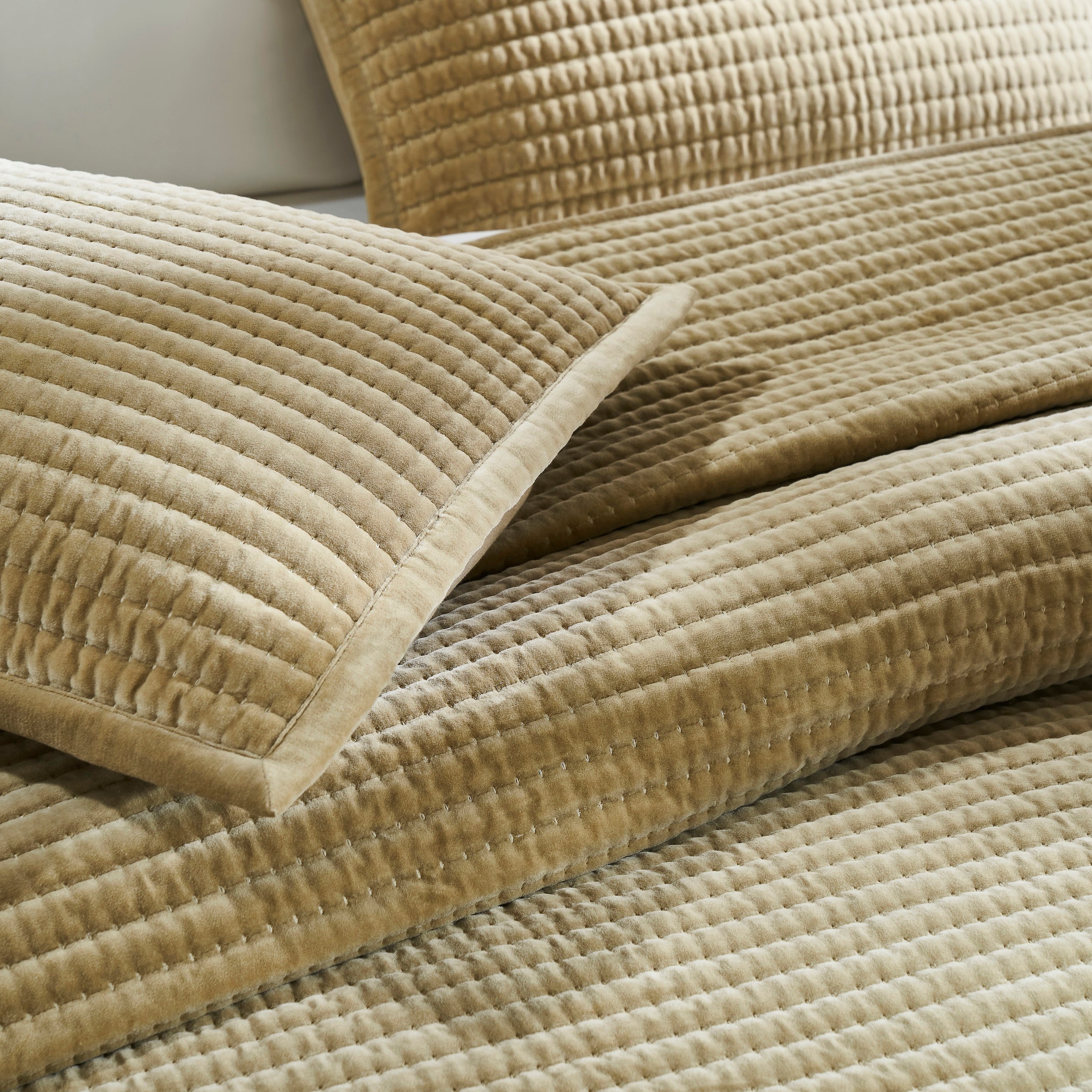 KS-267-2036_3|Plush beige quilted coverlet and matching shams, showcasing rich texture and intricate stitching. Luxurious and cozy bedding.