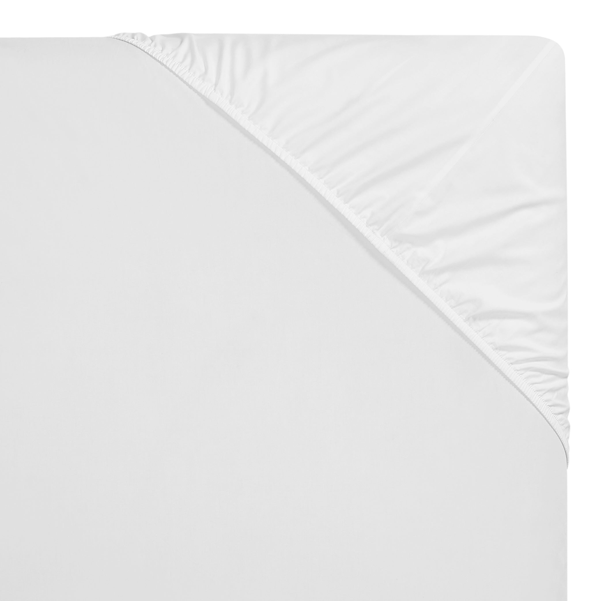 TFT-546-3975_1|White 100% cotton fitted sheet corner, showing the elasticized edge for a secure fit on a mattress. Smooth fabric.