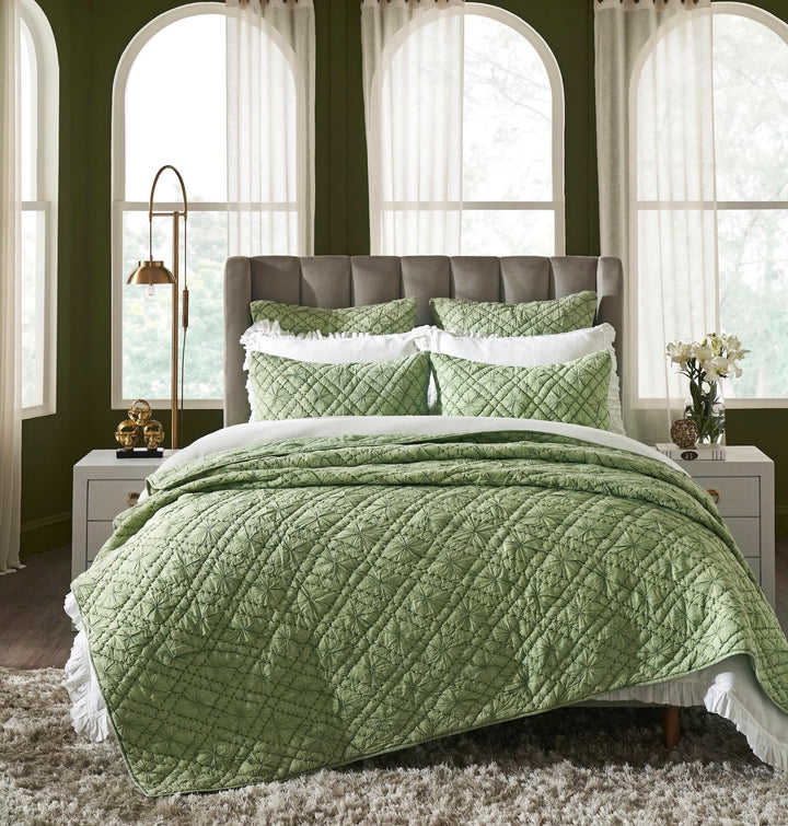 QT-366-11096_1|Vibrant green textured quilt set with intricate geometric patterns, bringing a refreshing and cozy feel to a stylish bedroom decor.