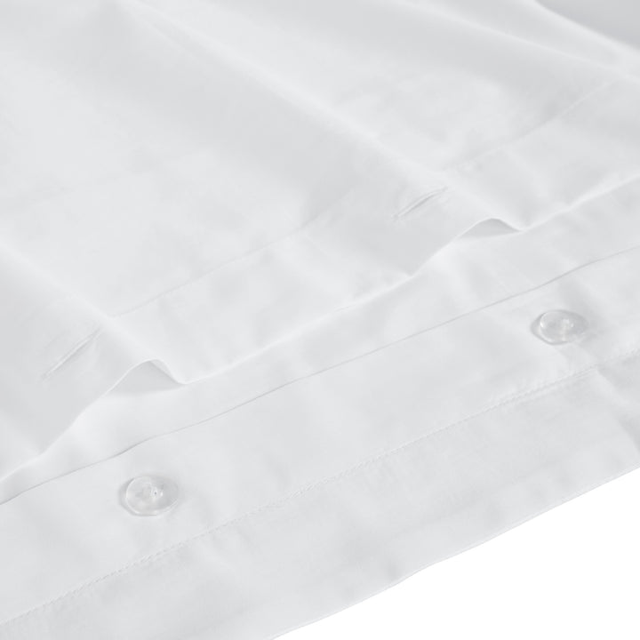 DT-067-9092_10|Close-up of white duvet cover featuring durable button closure, high-quality fabric, perfect for a modern bedroom.
