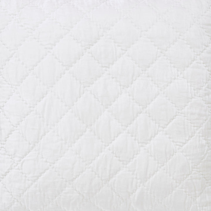 SWT-343-7.8_1|Clean white quilted fabric featuring a diagonal diamond stitch pattern, perfect for cozy coverlets, soft throws, or elegant bedding.