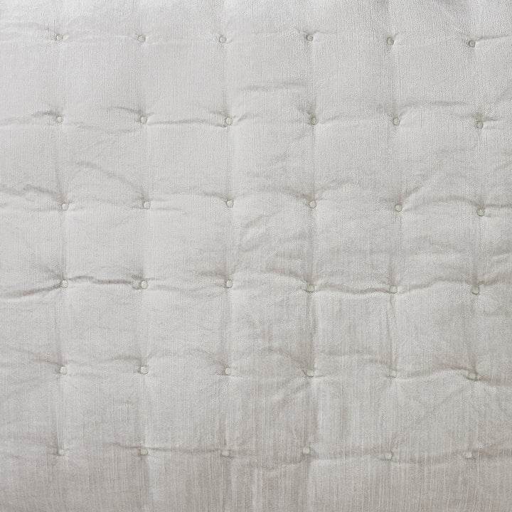 DE-306-3137_2|Close-up texture of an elegant white quilted pillow, showcasing soft fabric and intricate button tufting detail.