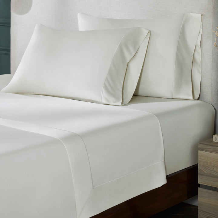 XFT-545-3980_3|Solid off-white 100% cotton sheets set, plain weave, with a double-stitched hem border on flat sheet and pillowcases.