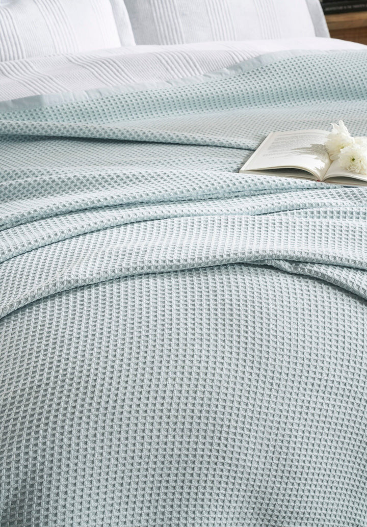 BL-857-11096_4|Close-up view of a light blue waffle knit blanket texture, ideal for cozy and comfortable bedding. (113)