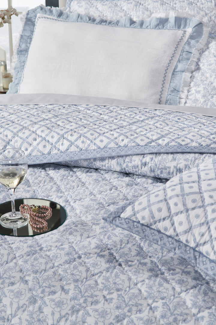 QT-345-11096_5|Close-up of light blue patterned quilt with diamond stitching, featuring elegant floral and geometric designs.