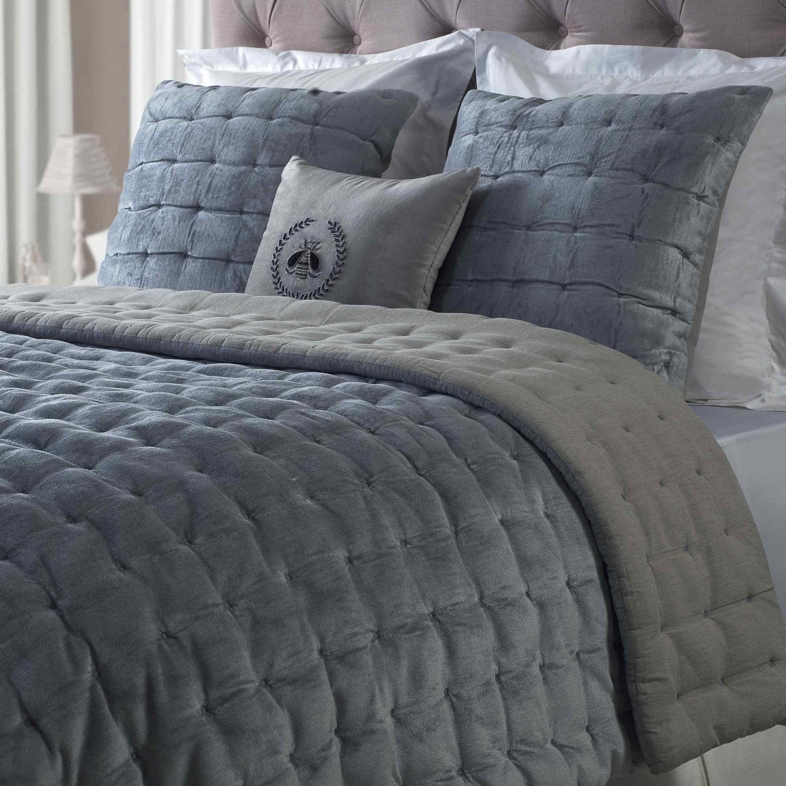 QT-310-11096_1|Grey textured quilt set with box stitch design, offering modern comfort and elegant style for a serene bedroom.