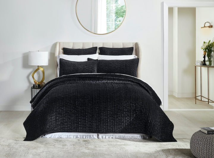 QT-361-9496_2|Elegant black quilted bedding set, showcasing a plush textured quilt and matching pillows, for a chic modern bedroom.