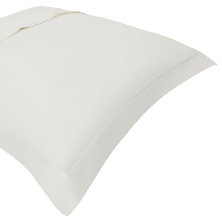 BS-064-1216_2|Elegant crisp white duvet cover, showcasing a refined tailored edge. Luxury bedding designed for superior comfort and style.