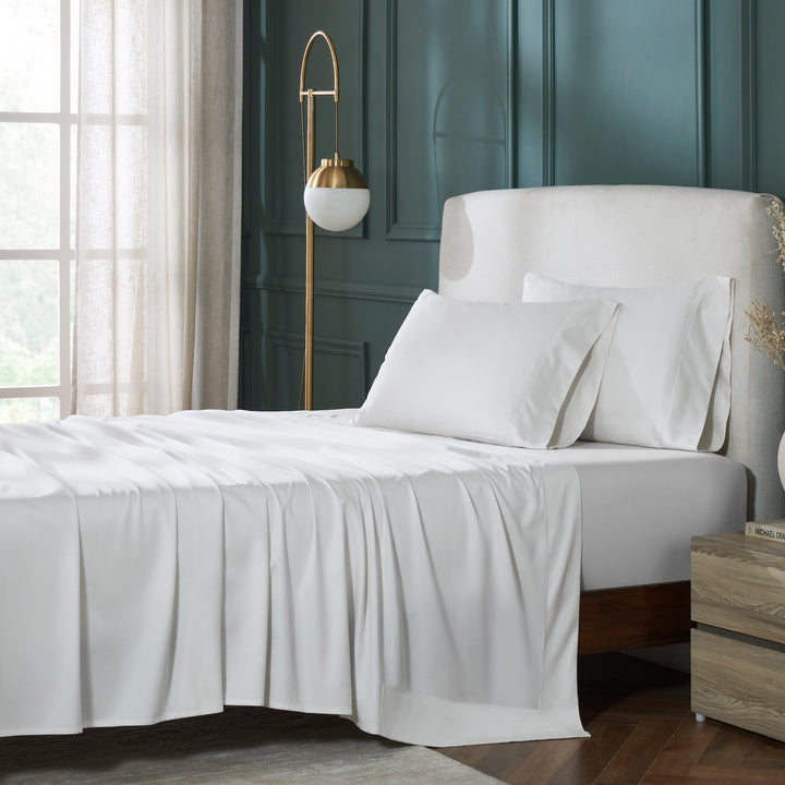 QFL-546-6080_1|Crisp white 100% cotton sheet set, offering exceptional softness and breathability. Includes fitted sheet, flat sheet, and pillowcases for ultimate comfort.