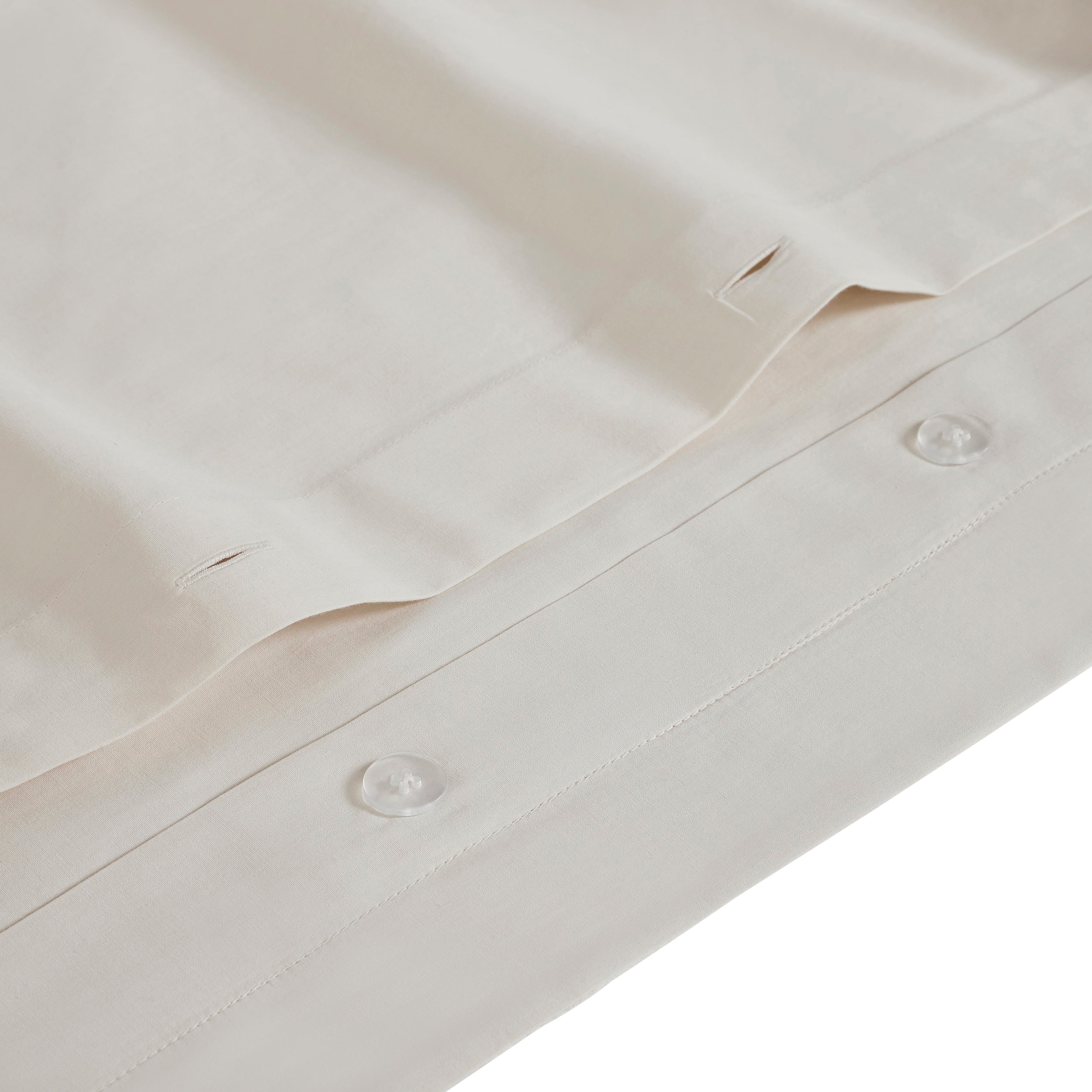 DT-068-10692_10|Light beige duvet cover detail, highlighting elegant hidden button closure. Smooth fabric offers a refined touch for luxury bedding.