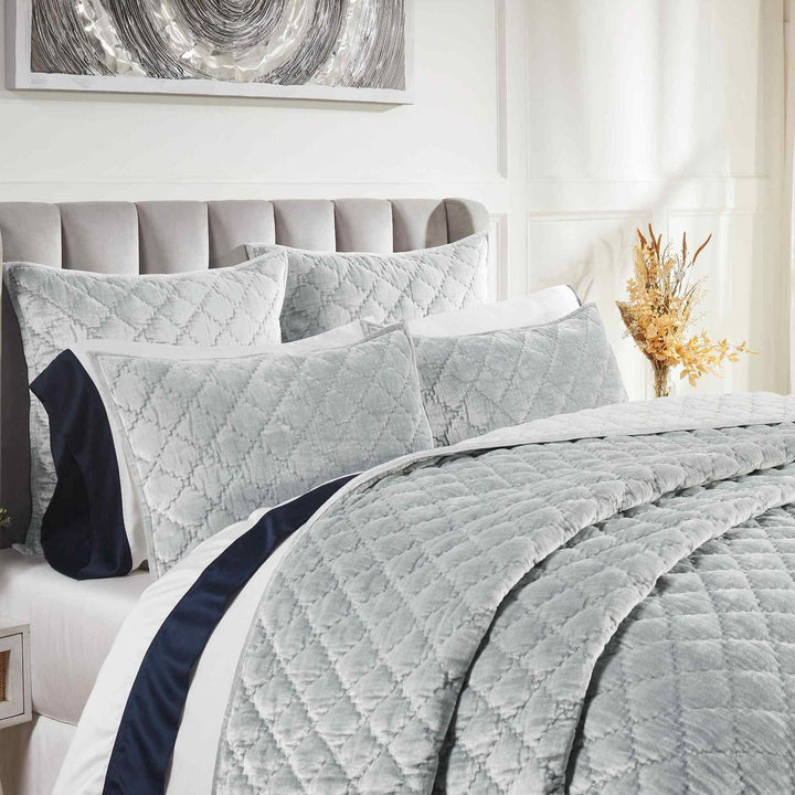 QT-356-11096_3|Soft velvet quilt in a tranquil light blue-grey, featuring elegant diamond quilting. Perfect for luxurious bedroom comfort.