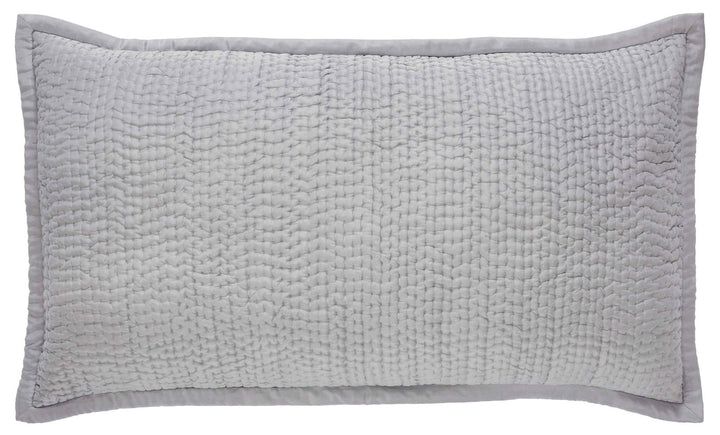 KS-156-2036_1|Modern light grey coverlet with a textured waffle-like quilt pattern, providing stylish comfort and elegant simplicity. (119 chars)