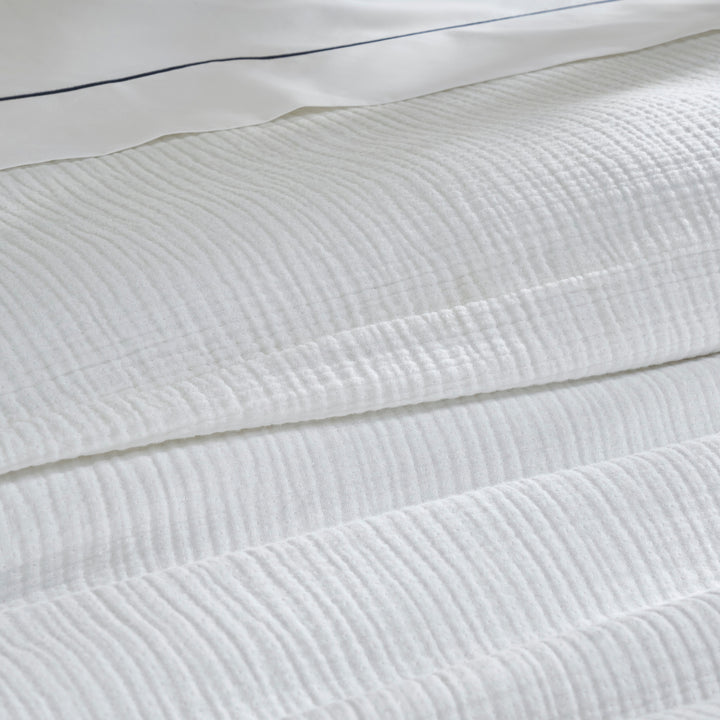 DT-048-10692_7|Detailed close-up of the white crinkled cotton gauze duvet cover texture, highlighting its soft, inviting feel. Premium bedding.