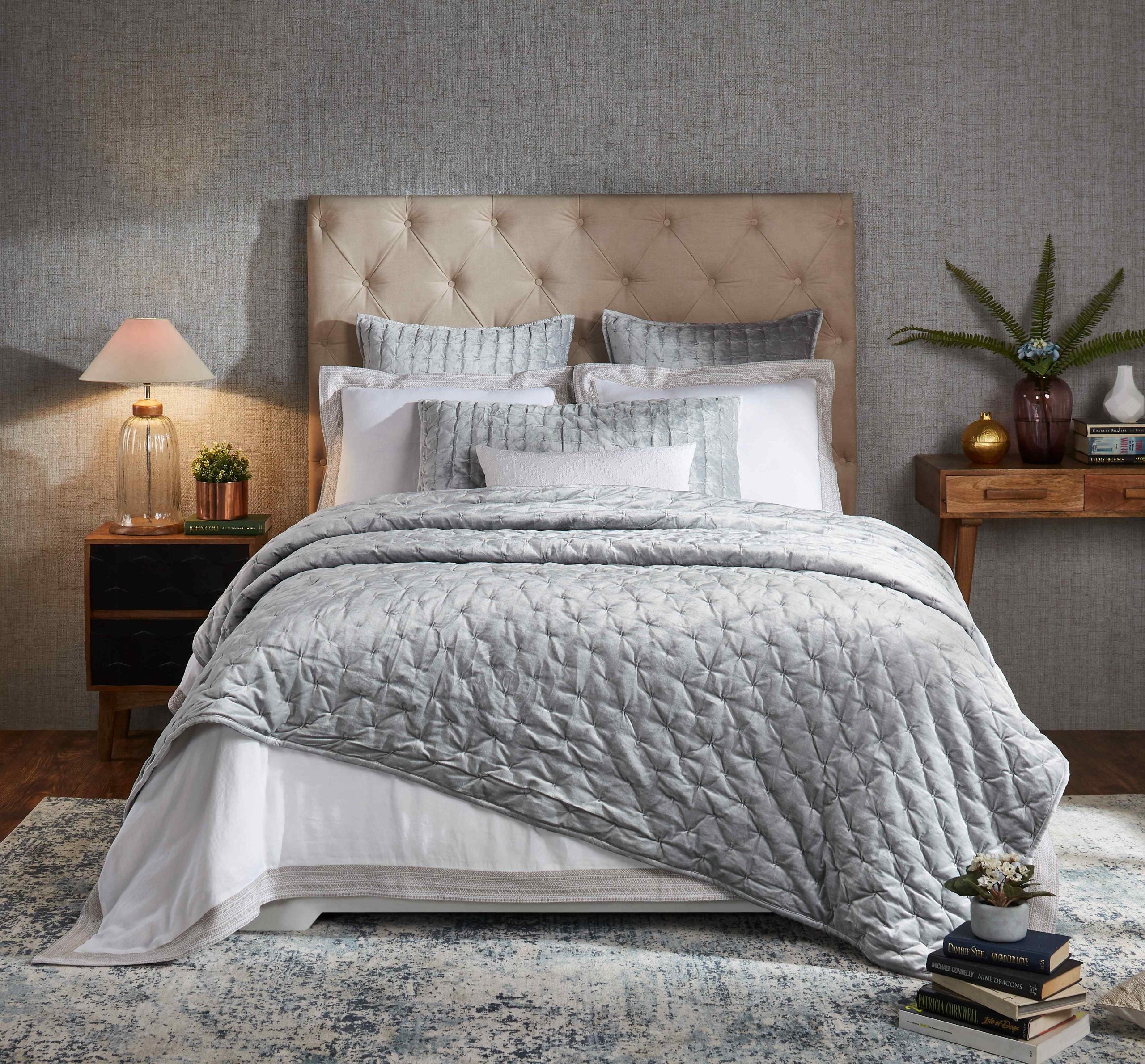 QT-324-11096_1|Modern grey quilted quilt with striking geometric pattern, bringing contemporary style and comfort to any bedroom.