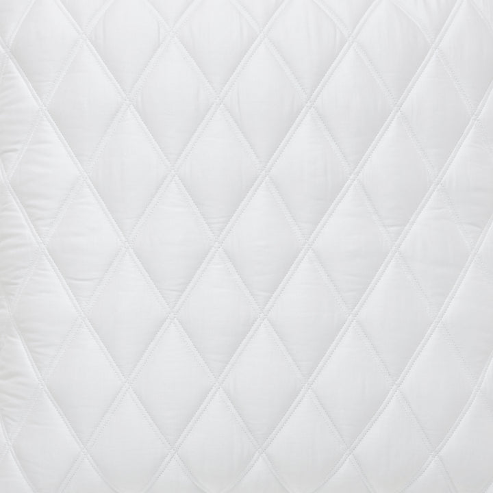 ES-179-2626_2|White quilted coverlet texture. Diamond stitch pattern, soft fabric for elegant bedroom decor. Minimalist bedding.