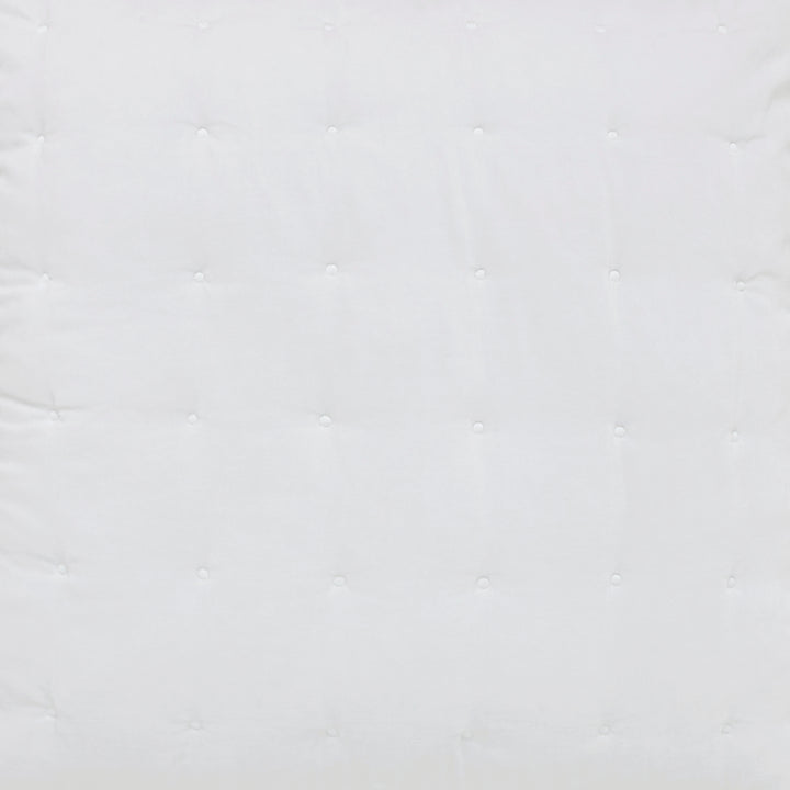 KS-353-2036_2|Crisp white tufted quilt, featuring a classic square pattern for timeless elegance and luxurious comfort in any bedroom.