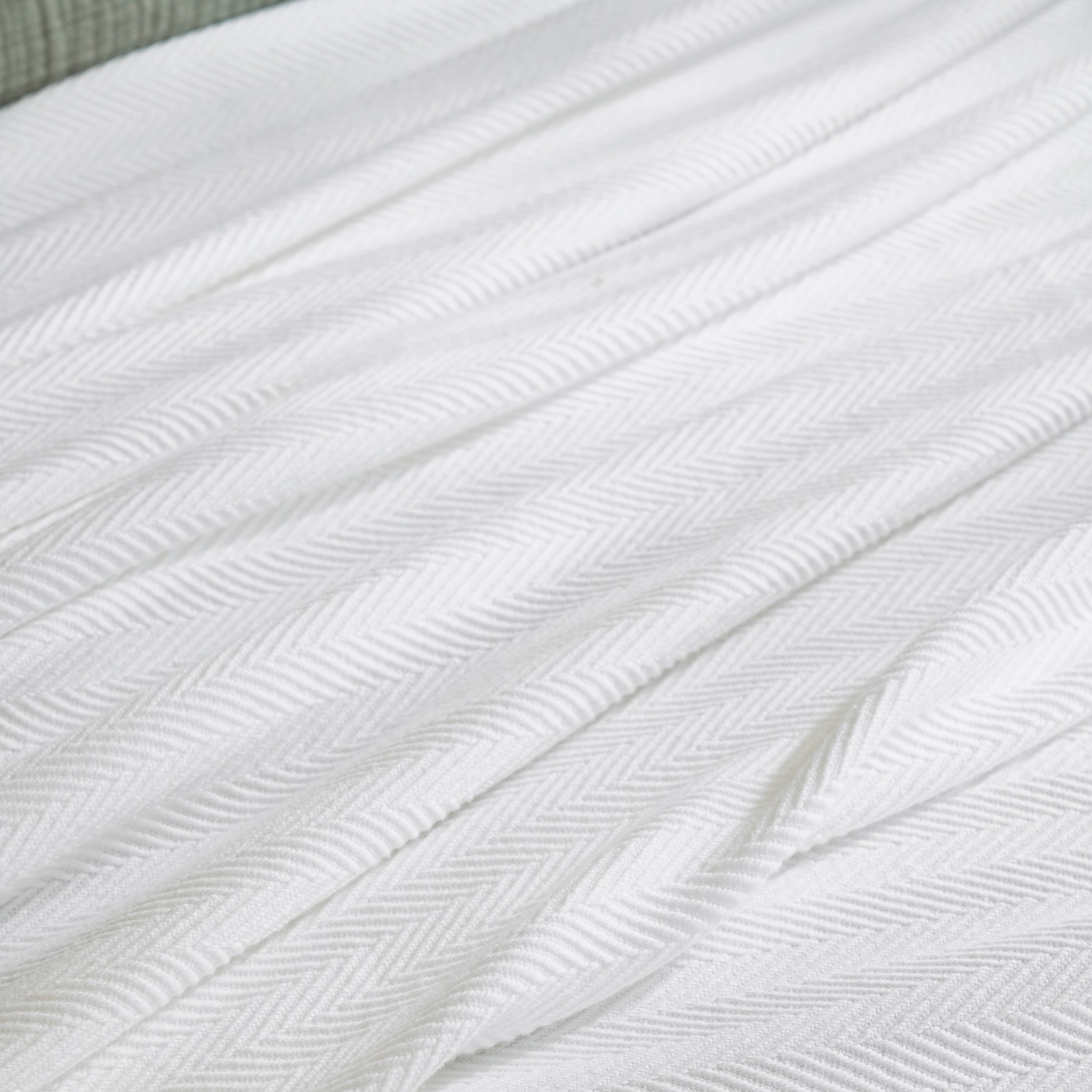 BL-865-9496_5|White herringbone patterned blanket, showcasing soft, luxurious texture, perfect for stylish bedding or a decorative throw accent.