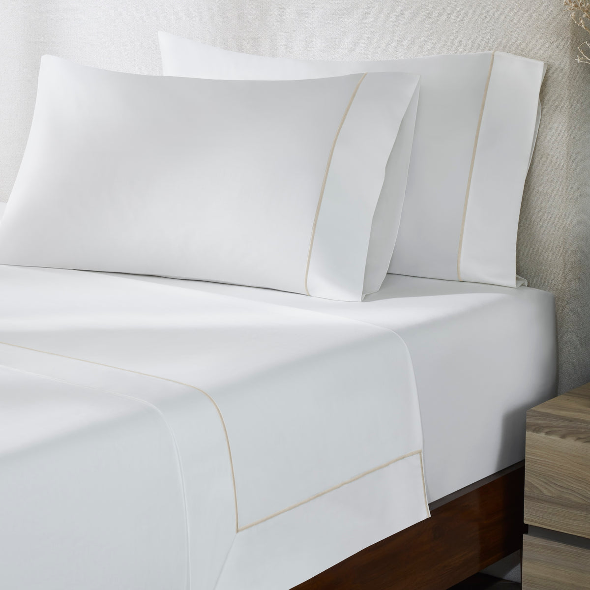 KFL-549-X_2|White 100% cotton sheet set featuring a delicate single gold embroidered line on the flat sheet and pillowcases. Smooth texture.
