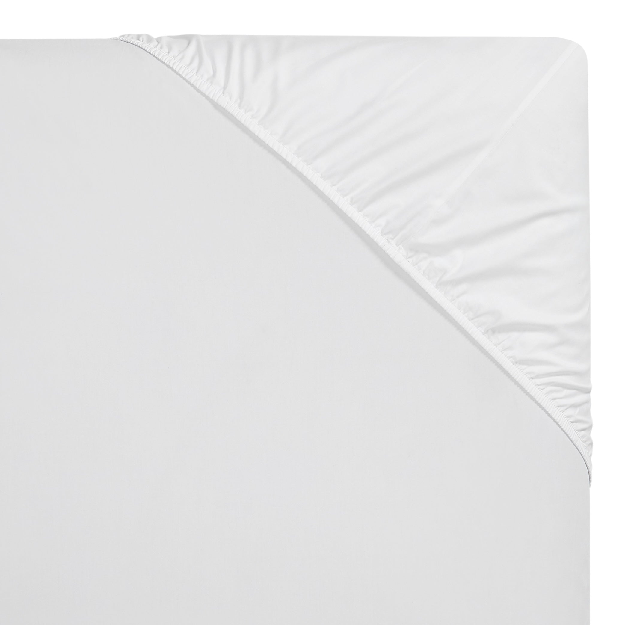 XFT-544-3980_1|Close-up of a plain white 100% cotton sateen fitted sheet corner, showing an elasticized border.