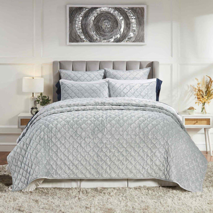 QT-356-11096_1|Soft velvet quilt in a tranquil light blue-grey, featuring elegant diamond quilting. Perfect for luxurious bedroom comfort.