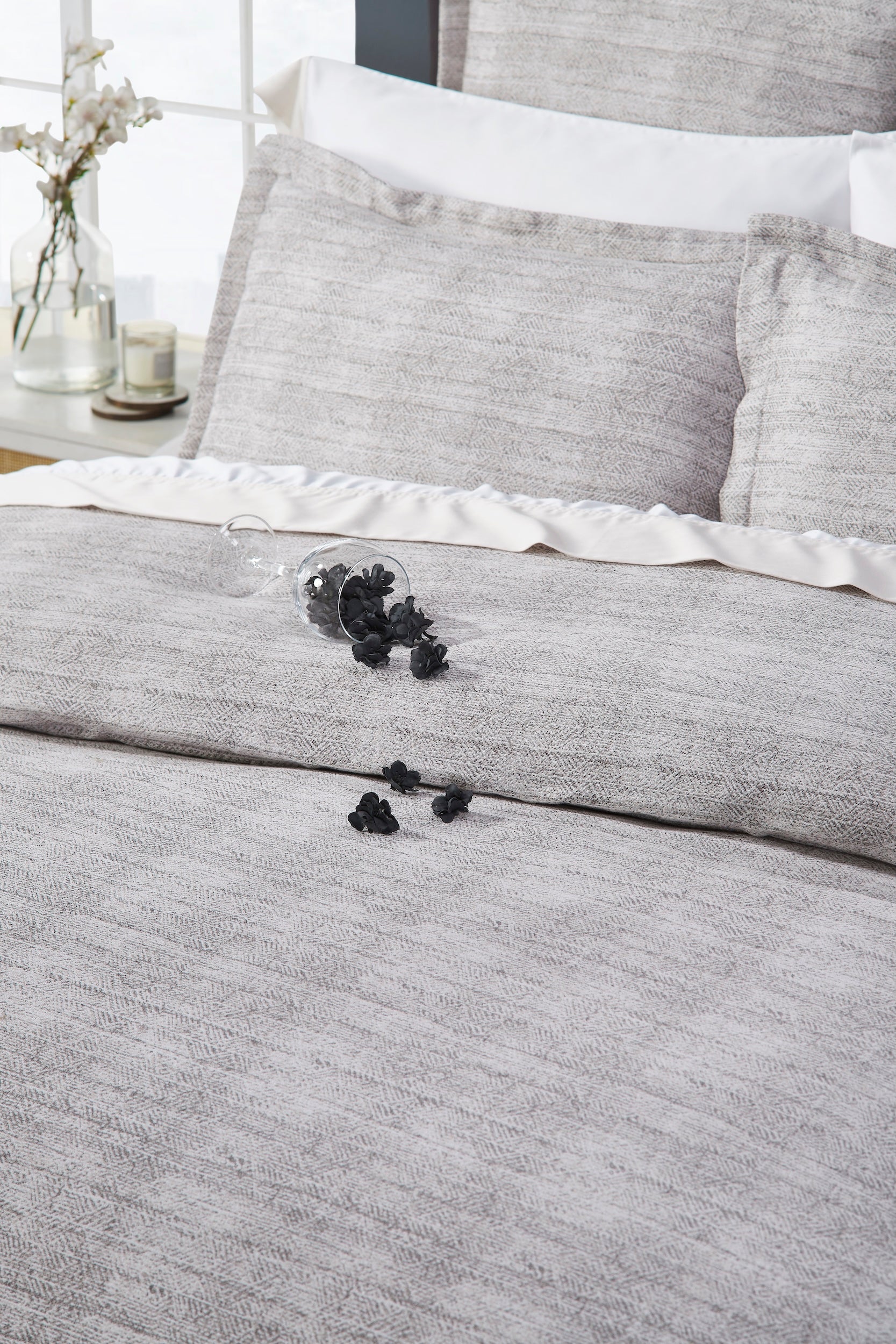 DT-032-9092_4|Contemporary light grey duvet cover featuring a subtle, sophisticated texture, perfect for a luxurious bedroom aesthetic.