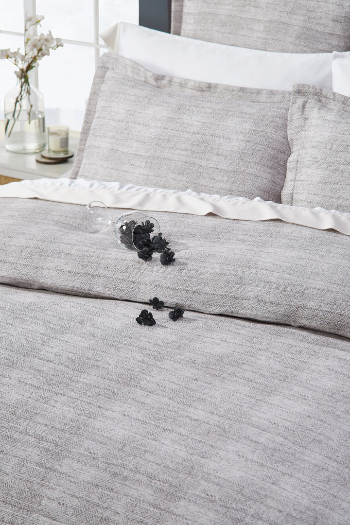 DT-032-9092_4|Contemporary light grey duvet cover featuring a subtle, sophisticated texture, perfect for a luxurious bedroom aesthetic.