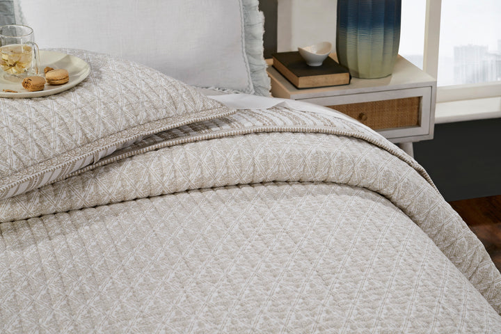 QT-348-11096_4|Elegant beige quilted bedspread with delicate diamond pattern, soft and cozy, perfect for a modern bedroom. Stylish bedding set.