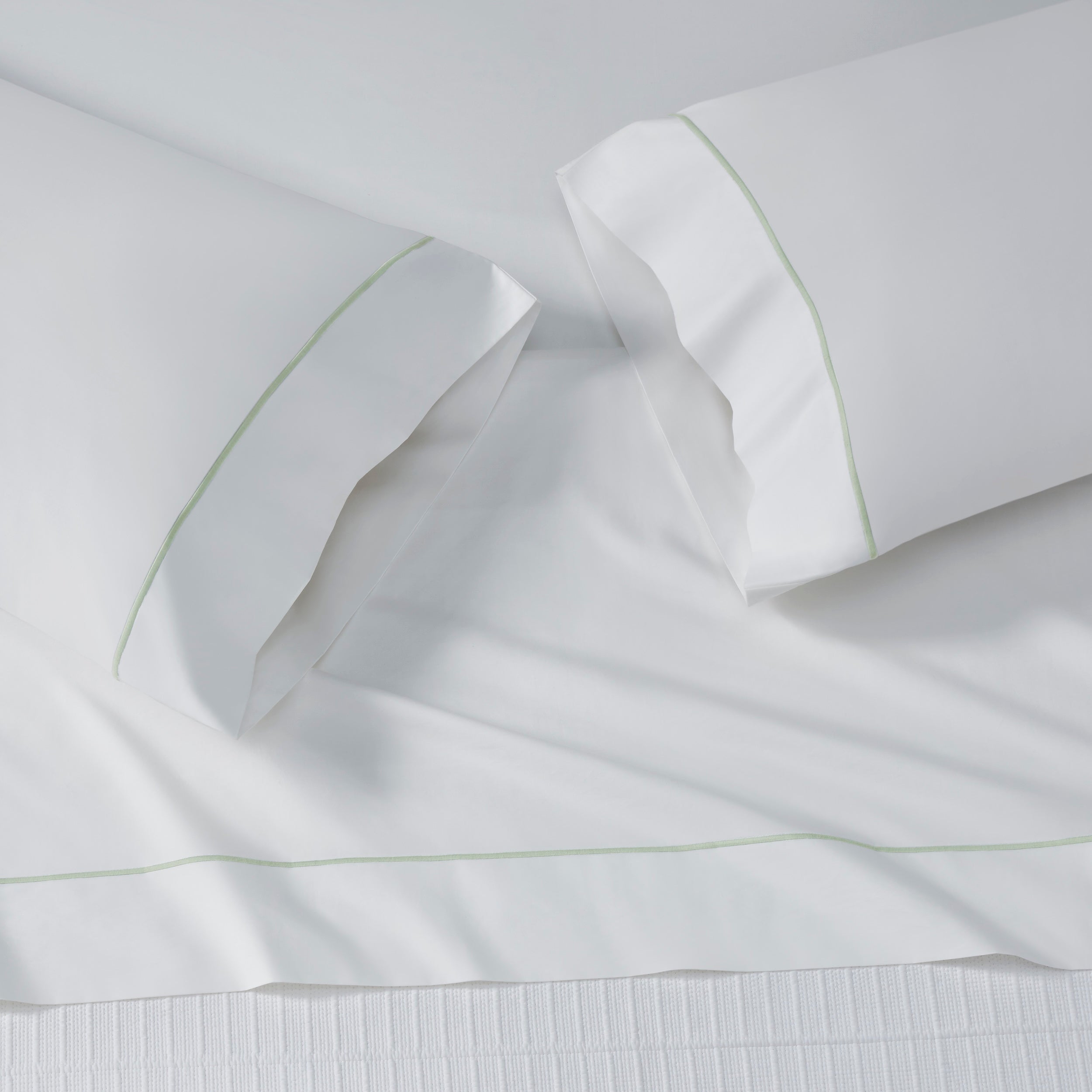 AKP-532-2040_4|Luxurious 100% cotton sheets set, two white pillowcases with elegant light green piping, ideal for premium comfort.