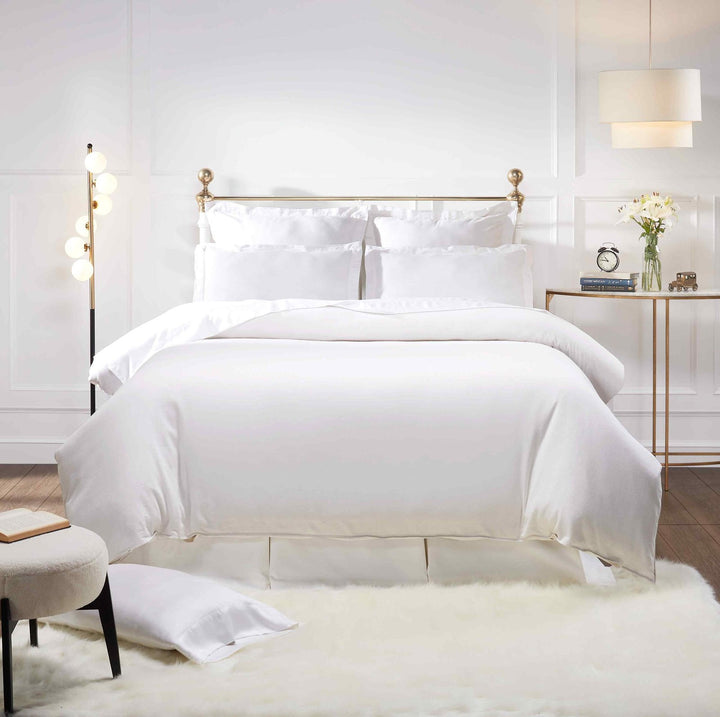 DT-023-10692_1|Crisp white sateen duvet cover, ideal for creating a luxurious and serene master bedroom ambiance, queen/king size.