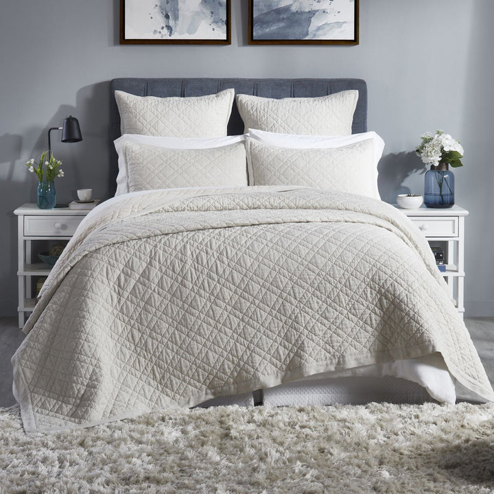 CL-254-11096_1|Elegant off-white quilted coverlet, soft cotton bedding featuring a stylish diamond stitch pattern, perfect for chic bedroom decor.