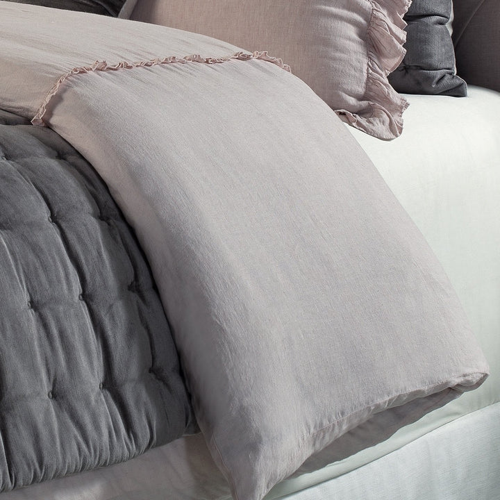 DT-004A-9092_3|Delicate blush pink linen duvet cover with a charming ruffled edge, providing a romantic and inviting bedroom accent.