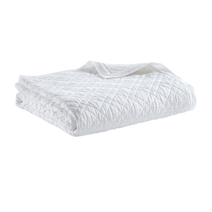 CL-253-9496_5|Luxurious white quilted coverlet, soft cotton bedding with an elegant diamond stitch pattern, perfect for cozy and stylish bedroom decor.