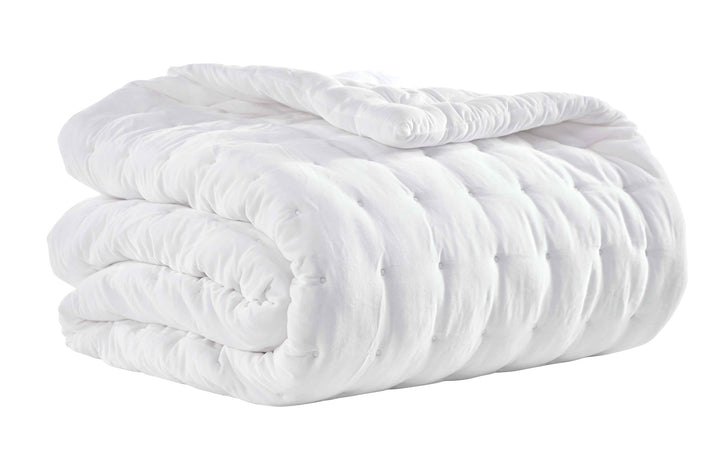 QT-353-9496_2|Neatly folded white square-quilted bedspread, showcasing its plush texture and clean design. Luxurious and comfortable bedding.