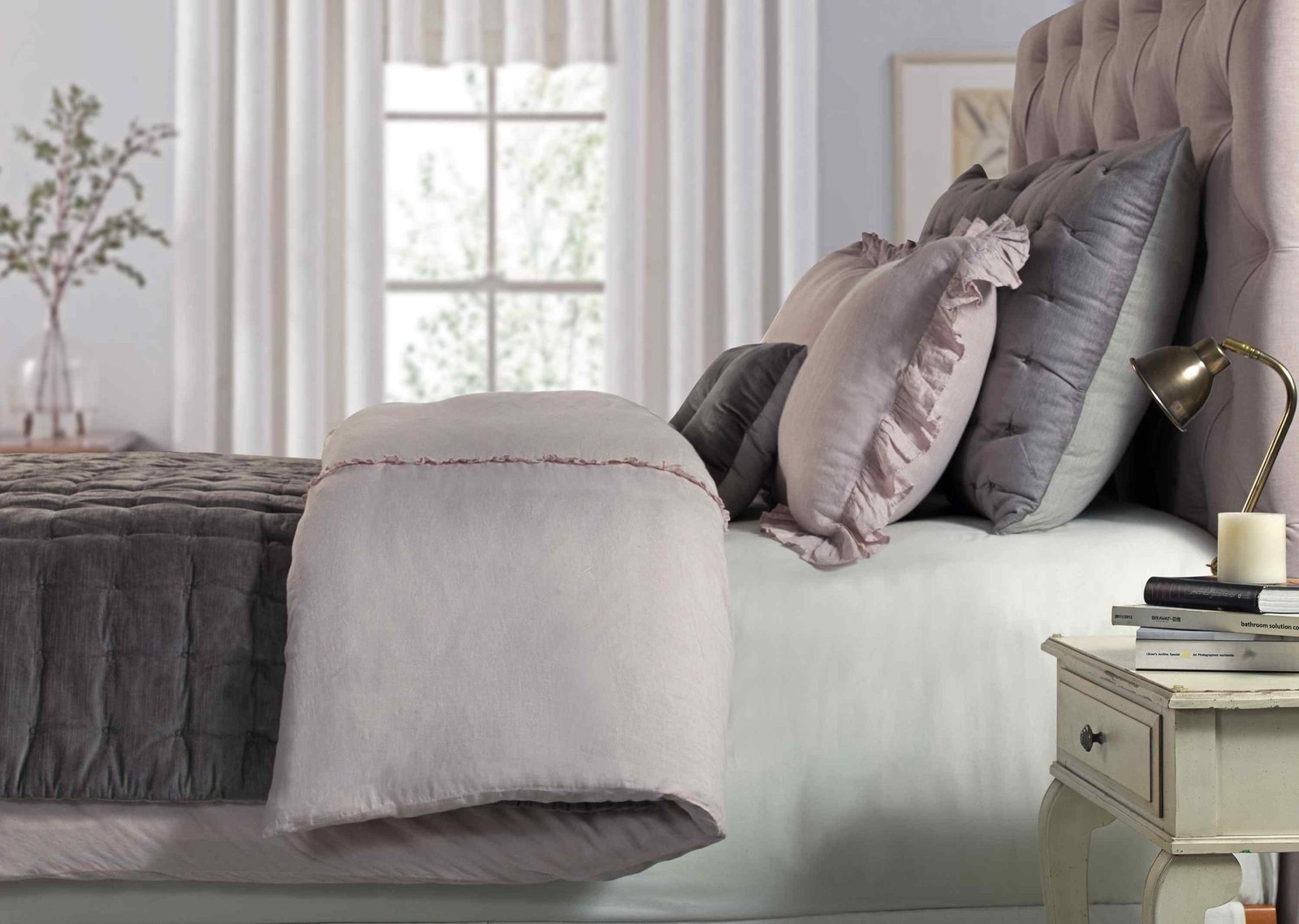 DT-004A-9092_1|Luxurious light grey linen duvet cover with elegant ruffled edge, enhancing a sophisticated and cozy bedroom ambiance.