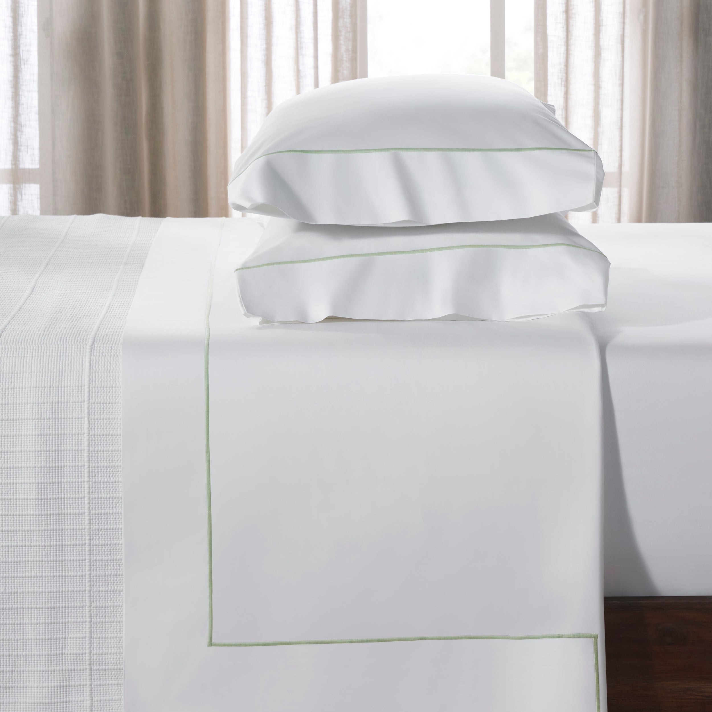 QFL-532-6080_3|Luxury 100% cotton sheets, crisp white bedding with elegant green piping. Soft, breathable bed linen for ultimate comfort.