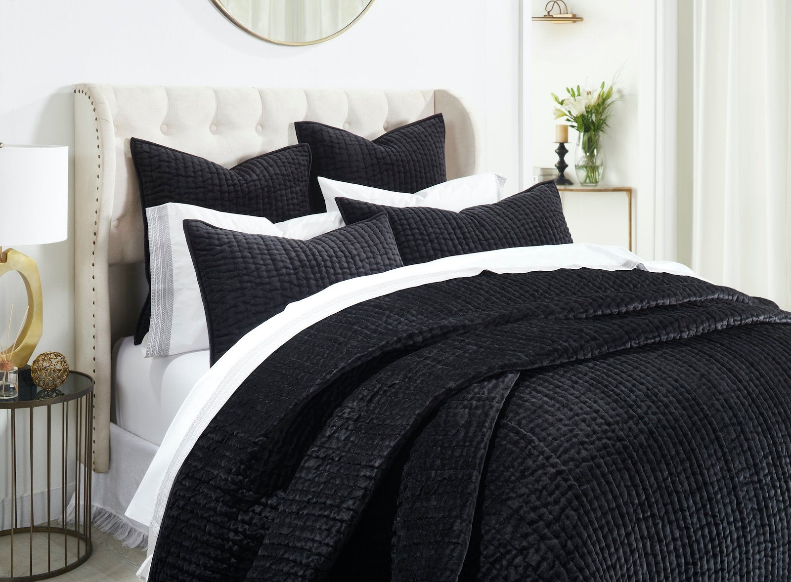 QT-361-9496_3|Close-up of opulent black quilted bedding, highlighting the soft textured quilt and matching shams for deep comfort.