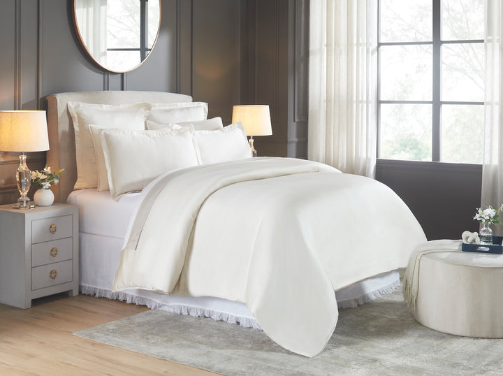 DT-046-9092_2|Elegant cream luxurious soft cotton duvet cover enriching a cozy bedroom, offering sophisticated comfort and timeless style.