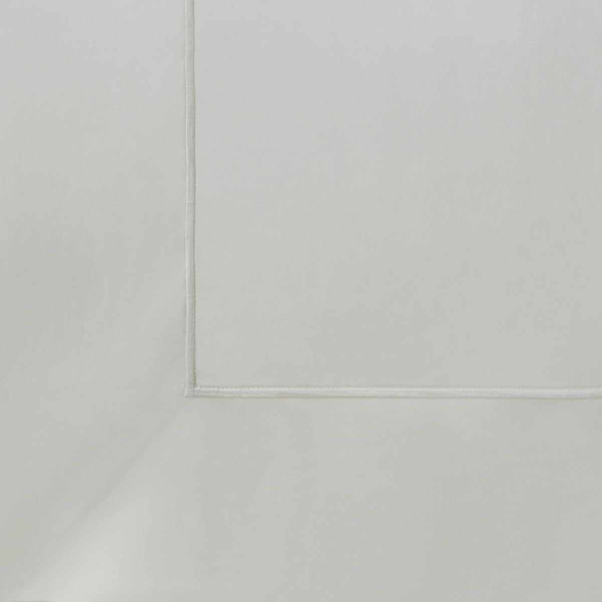 ES-064-2626_4|Solid white smooth cotton duvet cover, featuring a plain texture and a precise, subtle stitched line border detail at the corner.