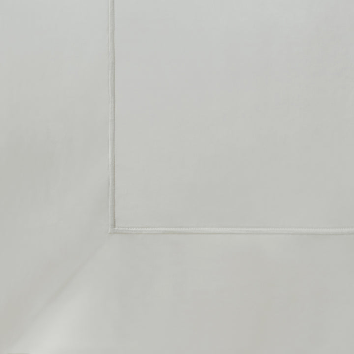 ES-064-2626_4|Solid white smooth cotton duvet cover, featuring a plain texture and a precise, subtle stitched line border detail at the corner.