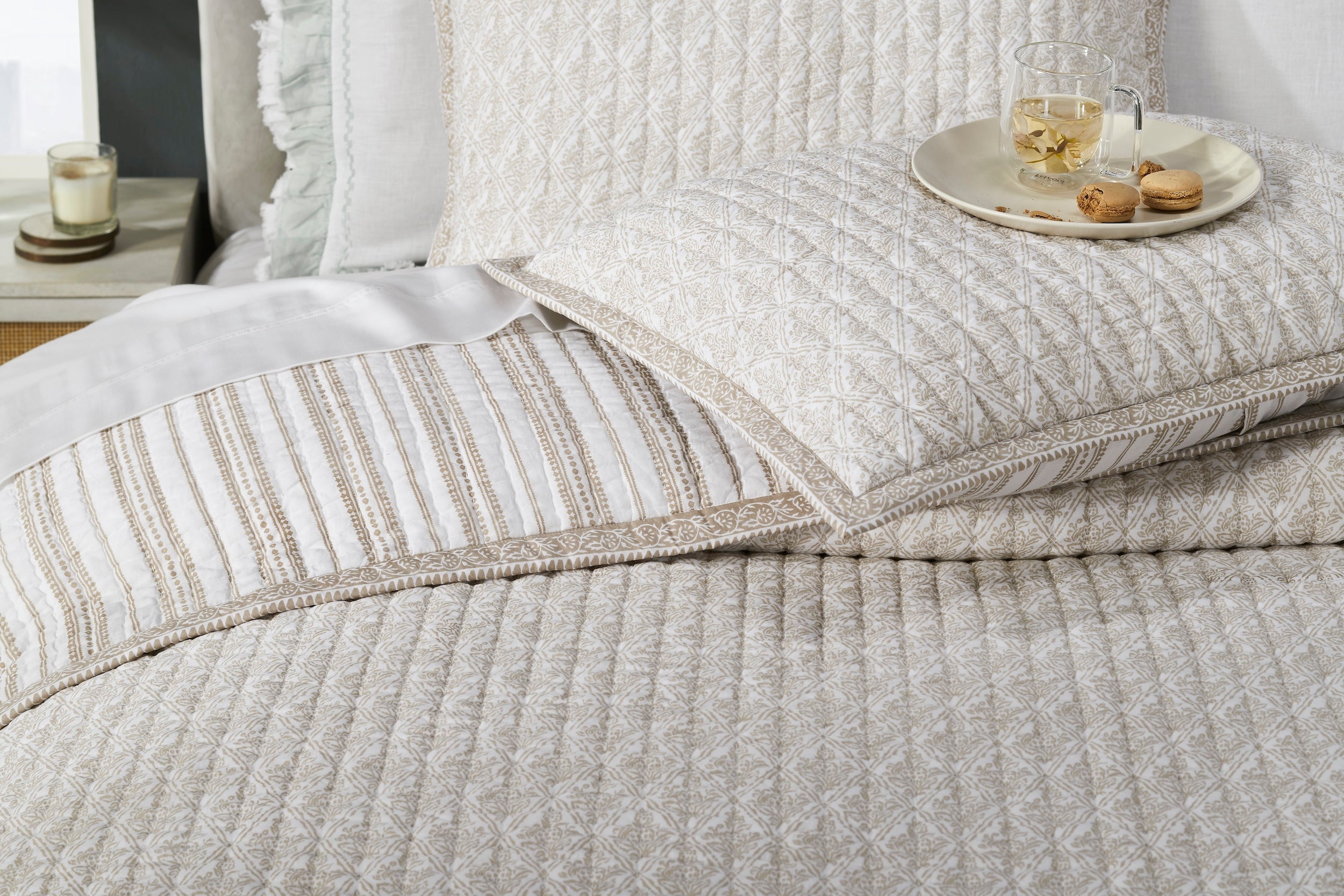 QT-348-11096_5|Elegant beige quilted bedspread with delicate diamond pattern, soft and cozy, perfect for a modern bedroom. Stylish bedding set.