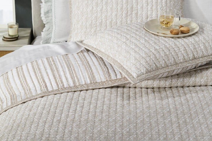 QT-348-11096_5|Elegant beige quilted bedspread with delicate diamond pattern, soft and cozy, perfect for a modern bedroom. Stylish bedding set.