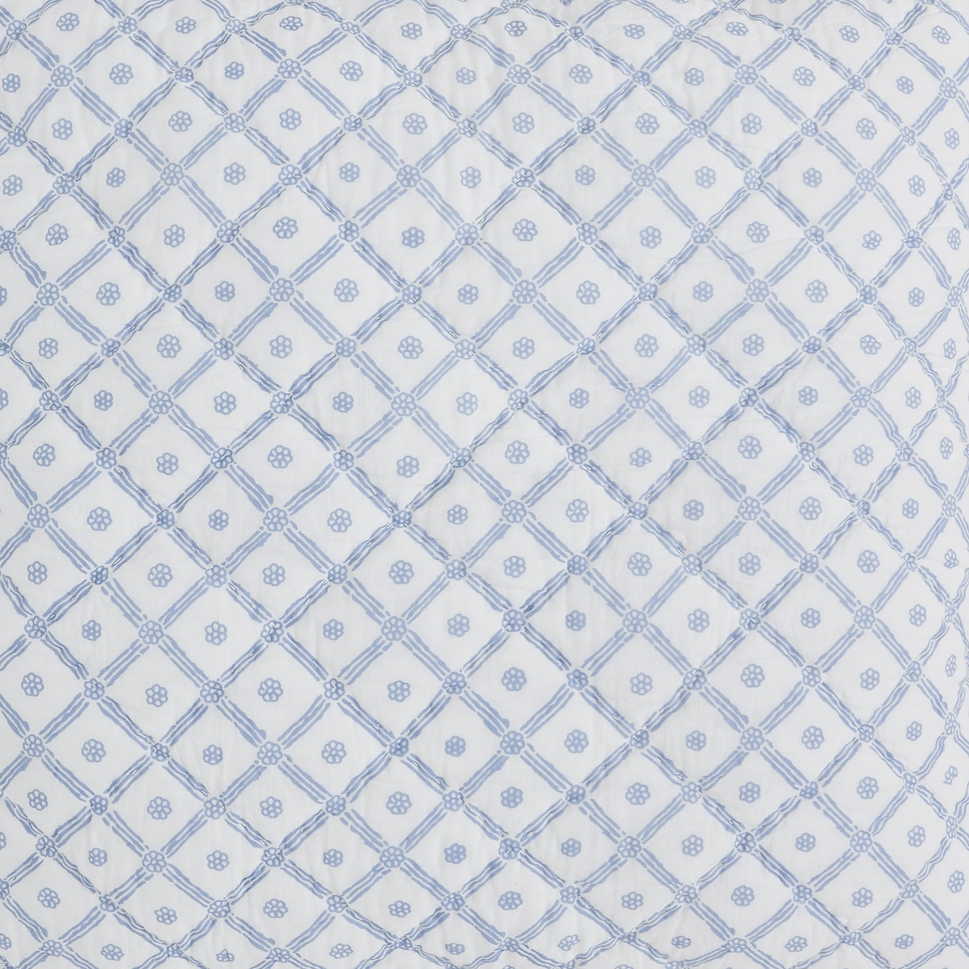 SWT-345-X_1|White and blue patterned quilt with charming floral lattice design, adding a fresh and inviting touch to your bed.
