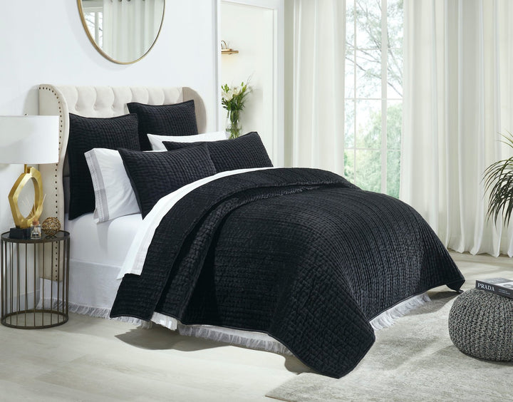 QT-361-9496_1|Luxurious black quilted bedding set, featuring a rich textured quilt and matching shams, creating a bold bedroom look.