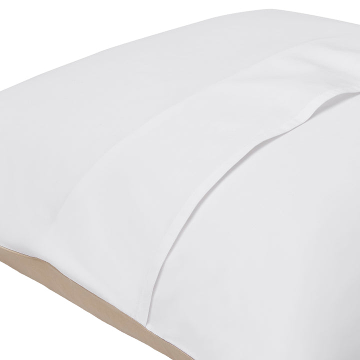 ES-069-2626_2|Crisp white duvet cover with subtle envelope closure detail, offering a clean, minimalist look for modern bedroom aesthetics.